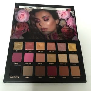 Huda Rose Gold Remastered eyeshadow palette